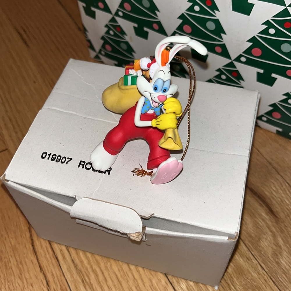 Roger Rabbit Ornament - Picture 2 of 3